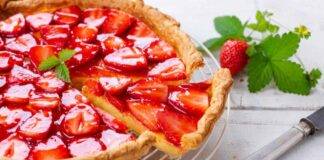 Crostata alle fragole un guscio friabile con un ripieno fruttato, il mix è semplicemente da sballo