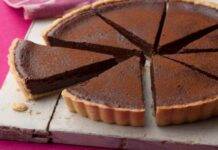 Crostata di nocciole con crema di latte e cacao