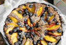 Crostata di pesche e mirtilli