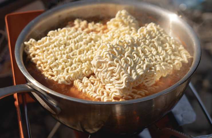 Dei noodles pronti per essere cotti