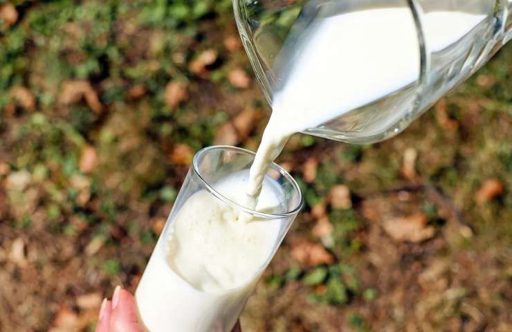 Del latte versato in un bicchiere