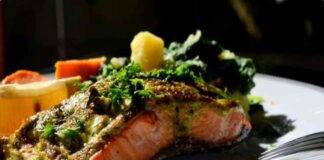 Filetti di salmone con pesto olive nere e capperi