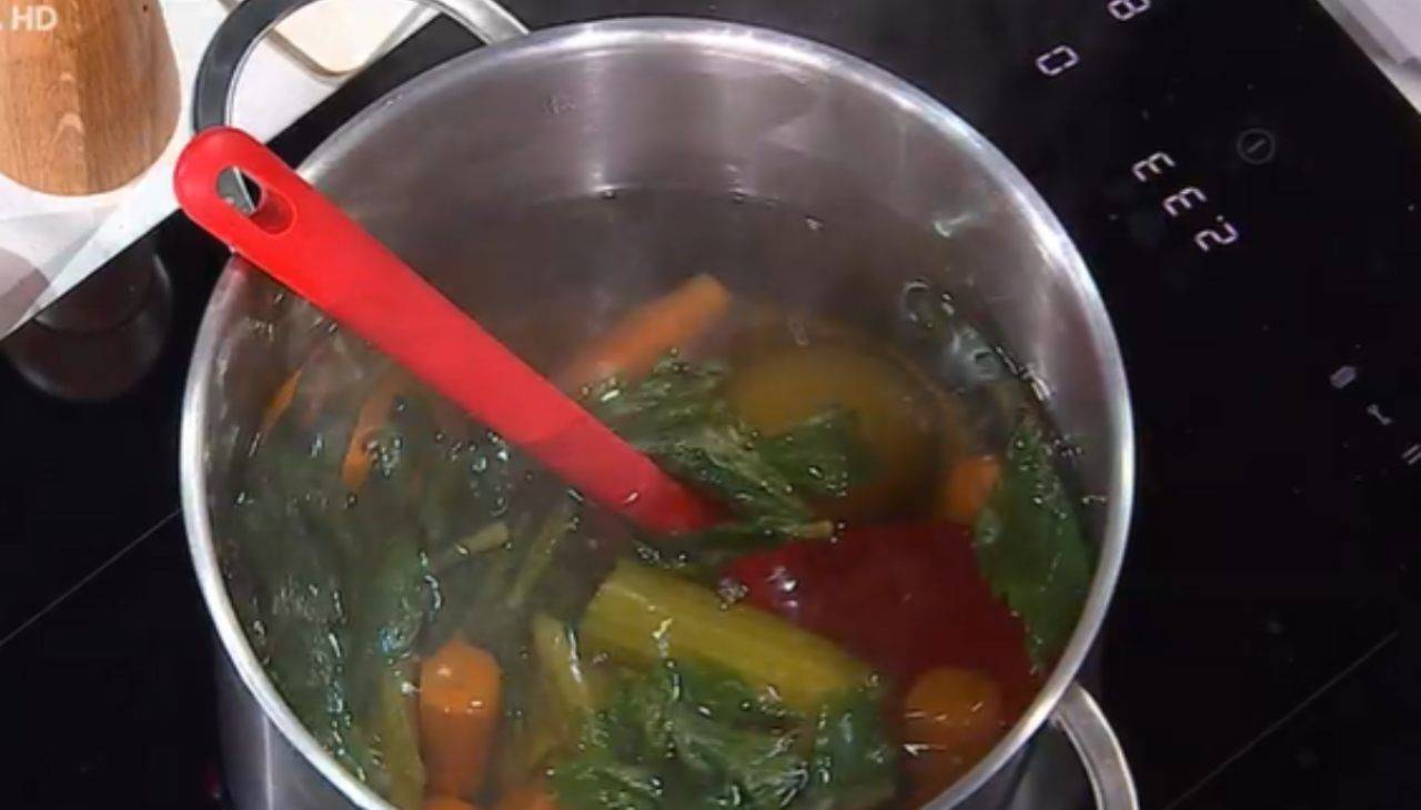 Foto di È sempre mezzogiorno. Brodo vegetale fatto a casa dello chef Sergio Barzetti