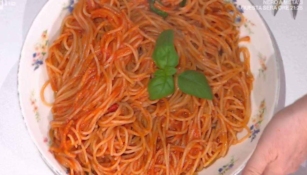Foto di È sempre mezzogiorno. Spaghetti al pomodoro della chef Zia Cri e della Direttrice Angela Frenda