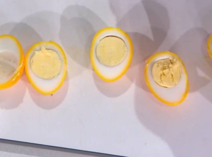 Foto di È sempre mezzogiorno. Uova sode giallo oro dello chef Antonio Paolino