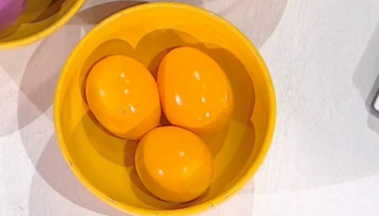 Foto di È sempre mezzogiorno. Uova sode giallo oro dello chef Antonio Paolino