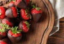 Fragole dessert e la frutta diventa un incredibile bocconcino goloso Frutta glassata al cioccolato