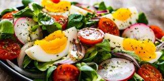 Insalata con uova sode per un pranzo veloce e fresco