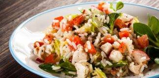 Insalata di riso ricca per un pranzo leggero, fresco e soprattutto salutare