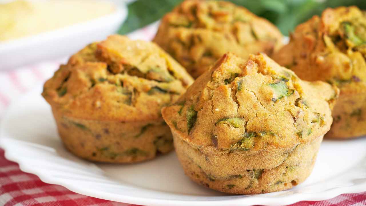 Muffin con asparagi lo snack dal ripieno gustoso, uno tira l'altro