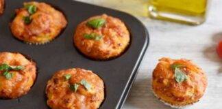 Muffin con pesto di basilico pomodoro e mozzarella