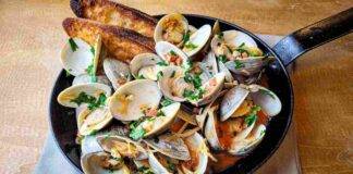 Pane fritto con peperoni e vongole