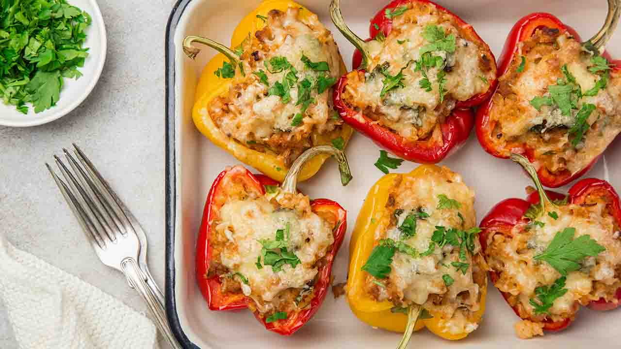 peperoni al forno farciti con zucchine e mozzarella