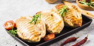 Pollo arrostito: piatto versatile con un ripieno godurioso e filante che stupisce tutti