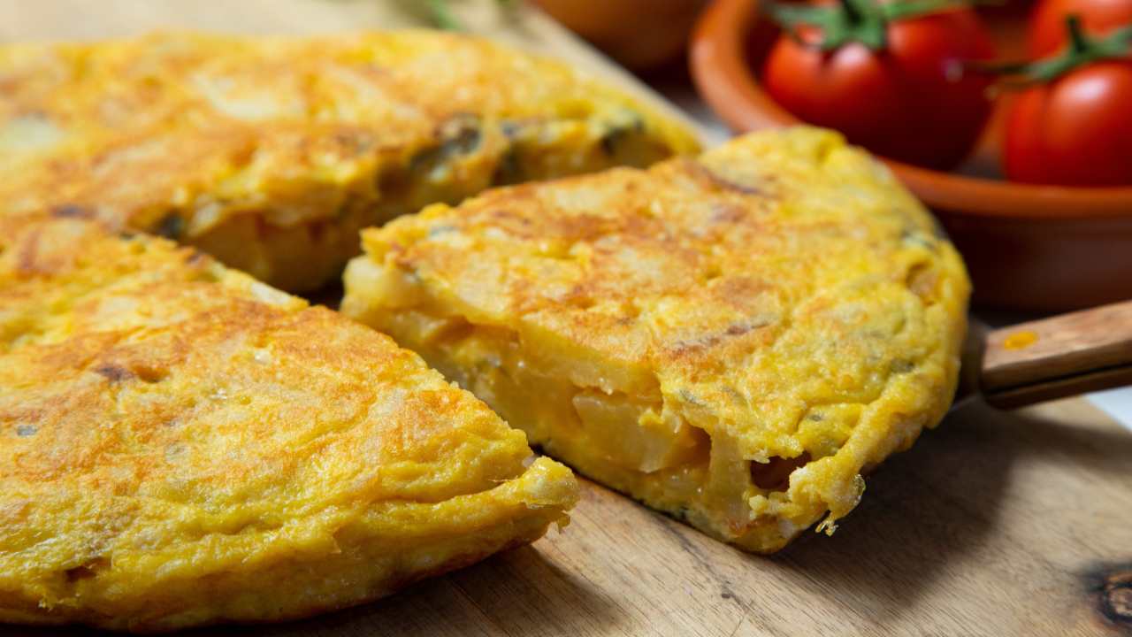Ricetta salva cena la frittata di patate di Benedetta Rossi leggerissima e troppo buona