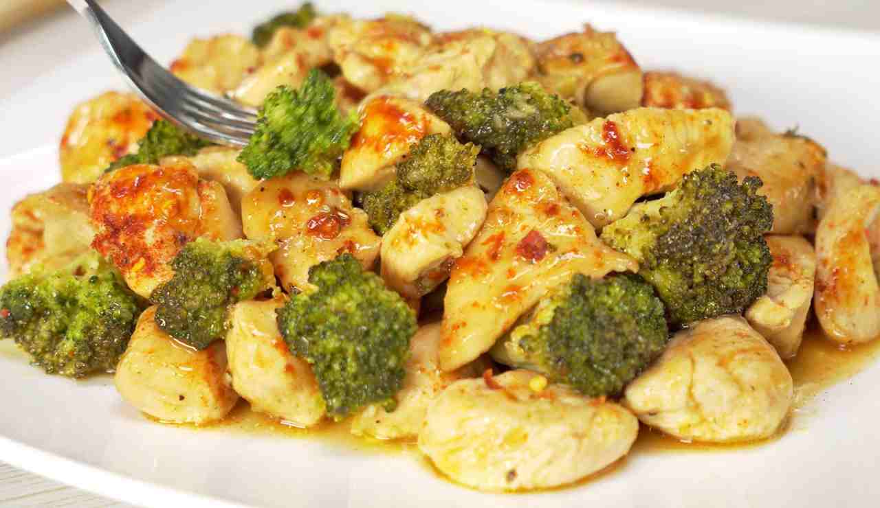 Spezzatino di pollo con mandorle broccoli e acciughe