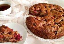 Torta integrale con fragole e pesche