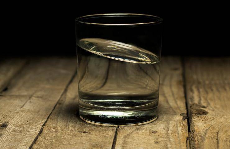 Un bicchiere di acqua 