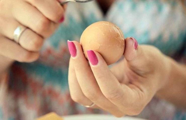 Una donna regge un uovo sodo