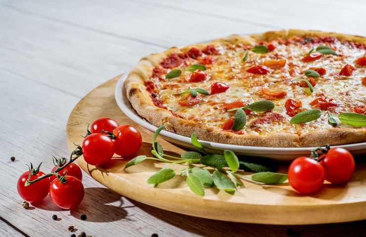Una pizza appena cotta
