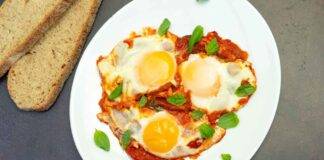 Uova con polpa di pomodoro e formaggio grattugiato