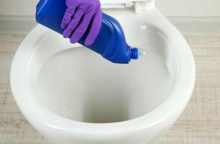 Hai mai versato il detersivo dei piatti nel wc? Il risultato di lascerà  senza parole 