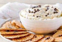 Crema al mascarpone con gocce di cioccolato | Una delicata nuvola di golosità, ideale per farcire o come velocissimo dessert al cucchiaio crema mascarpone 2022 04 30