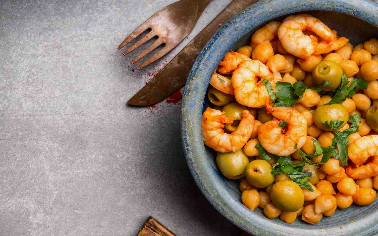 Schiscetta o gavetta, la ricetta dell'insalata di gamberi e ceci è qui