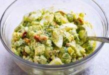 Insalata di pollo yogurt e avocado | Il tuo pranzo genuino con un condimento saporito e cremosissimo insalata pollo avocado 2022 04 21