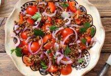 Lenticchie pomodorini e cipolla e il pranzo è pronto in cinque minuti insalata di legumi con cipolla e pomodori