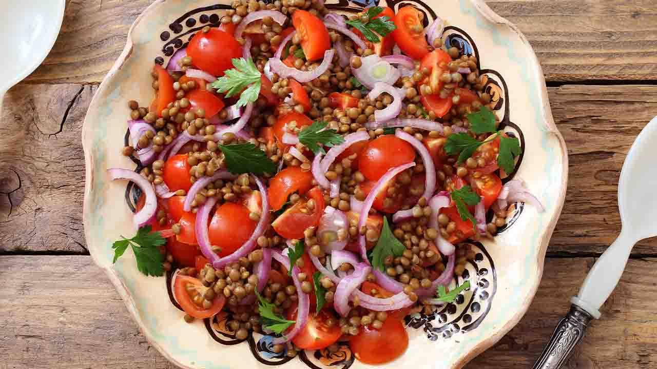 insalata di legumi con cipolla e pomodori