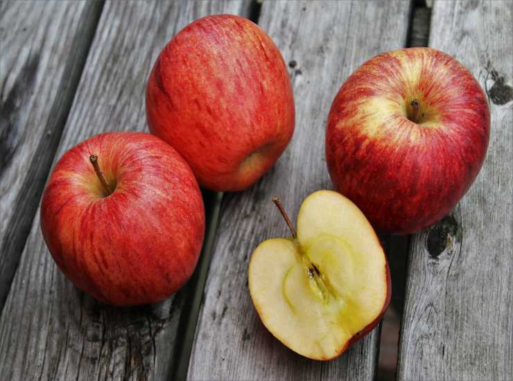 Torta di mele in friggitrice ad aria, cottura senza teglia e direttamente  nel cestello - Friggi ad aria