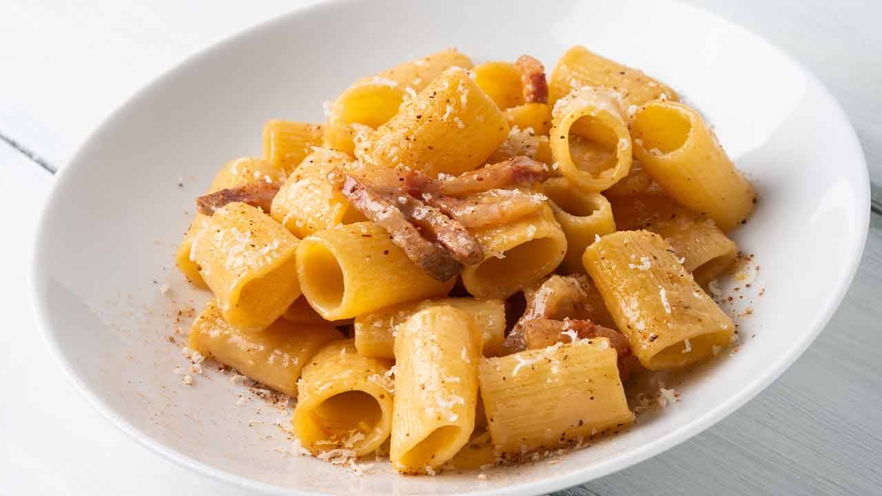 mezze maniche guanciale e pecorino