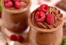 Una mousse al cioccolato è leggera e spumosa come una nuvola: pronta in 5 minuti e senza uova