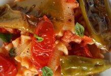 Ecco un primo piatto fantastico e veloce, una ricetta per cucinare i friggitelli pasta corta con peperoni friggitelli