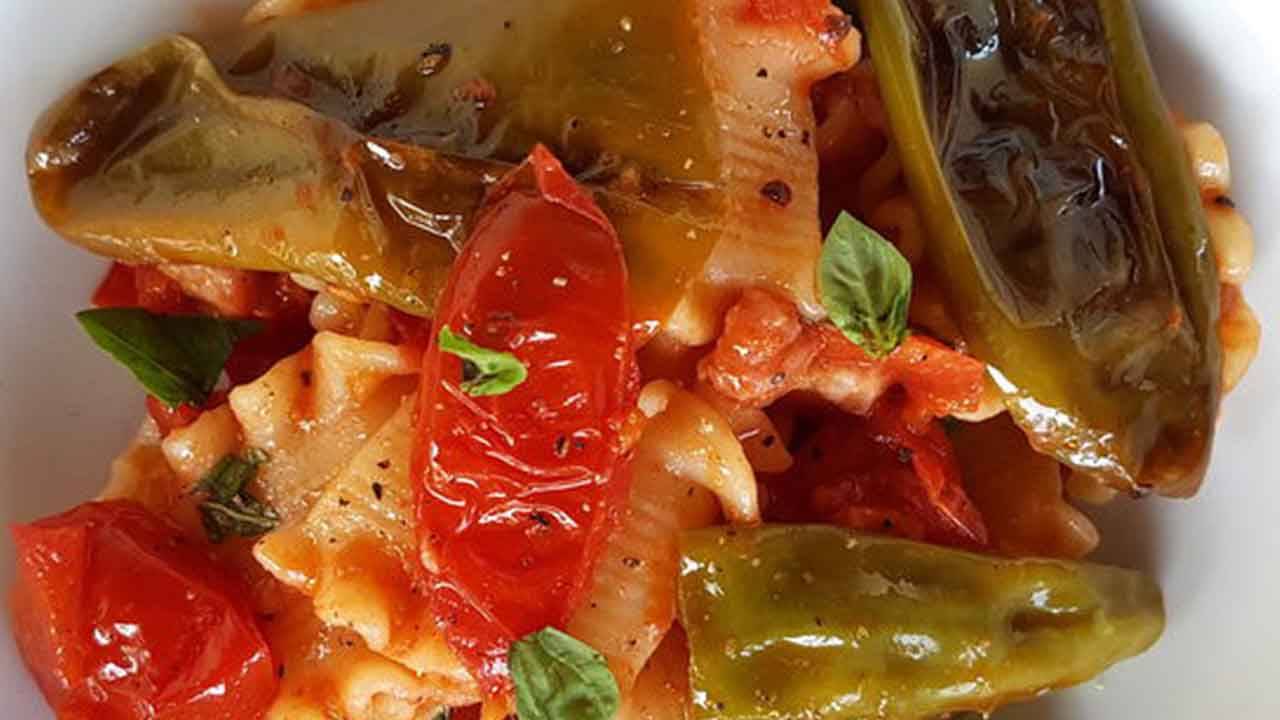 pasta corta con peperoni friggitelli