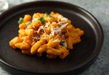 Pesto rosso e formaggio, ecco come preparare un appetitoso primo piatto gnocchetti con pesto rosso