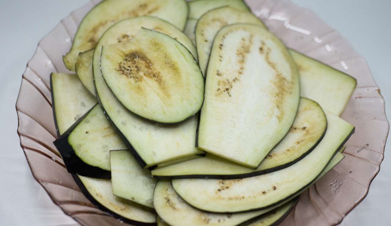 Prendi le melanzane, tagliale a fette e preparale così: mamma mia che  goduria super filante! 