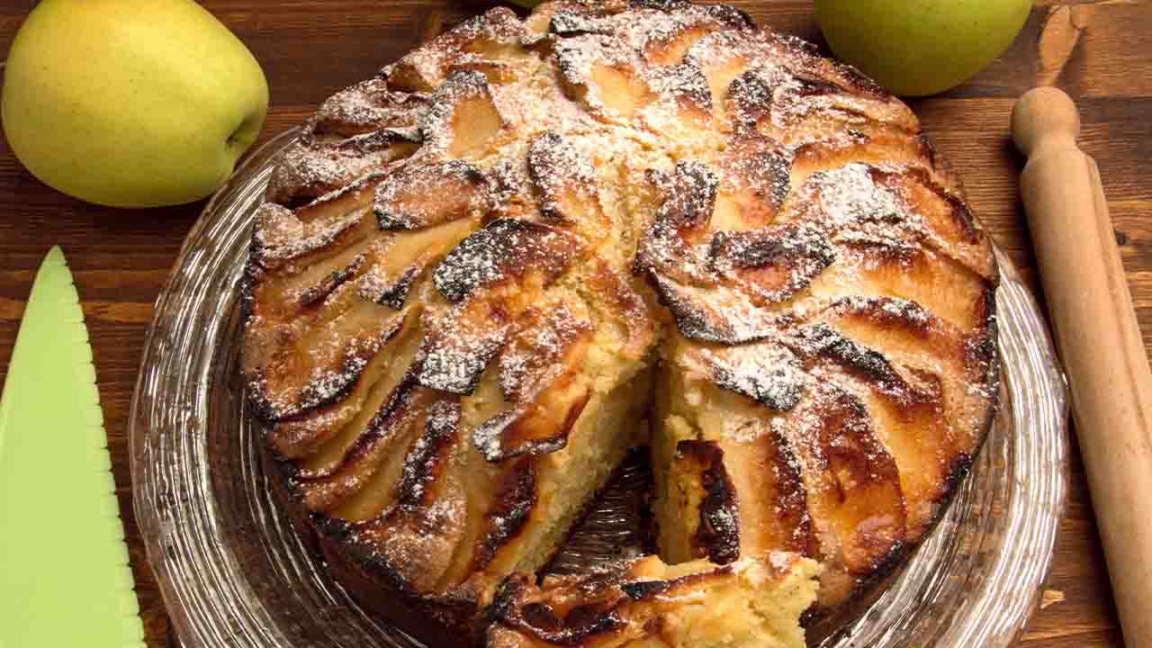 Torta di mele in friggitrice ad aria, cottura senza teglia e direttamente  nel cestello - Friggi ad aria