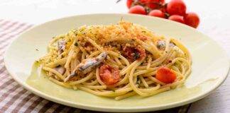 spaghetti con sardine pomodorini e pangrattato