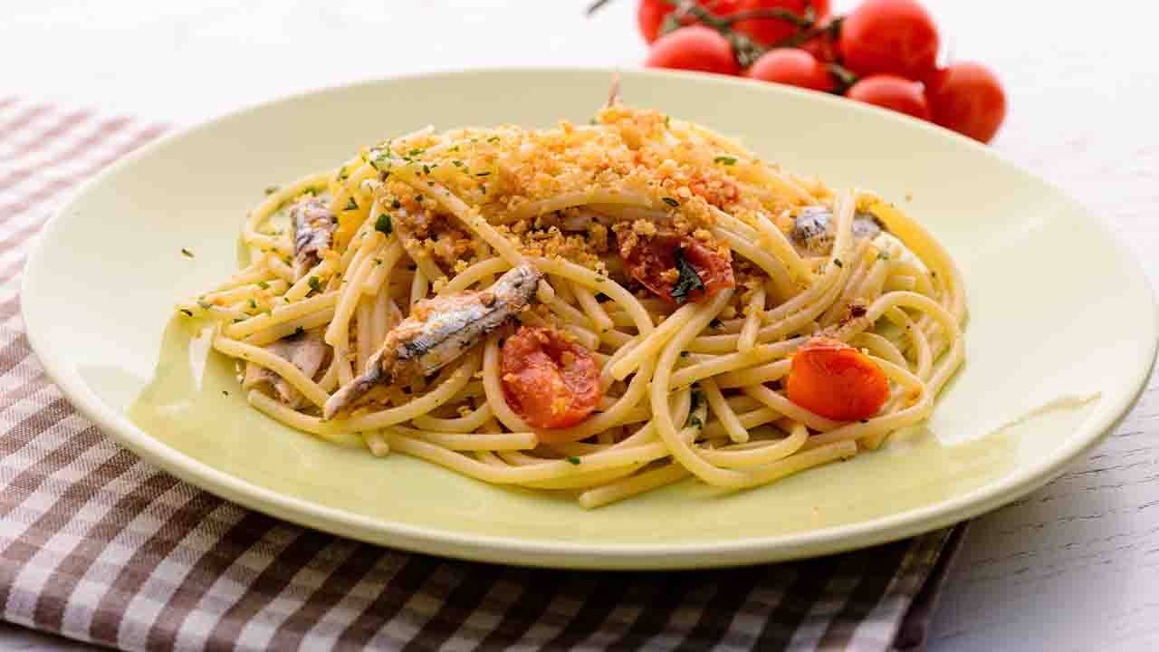 spaghetti con sardine pomodorini e pangrattato