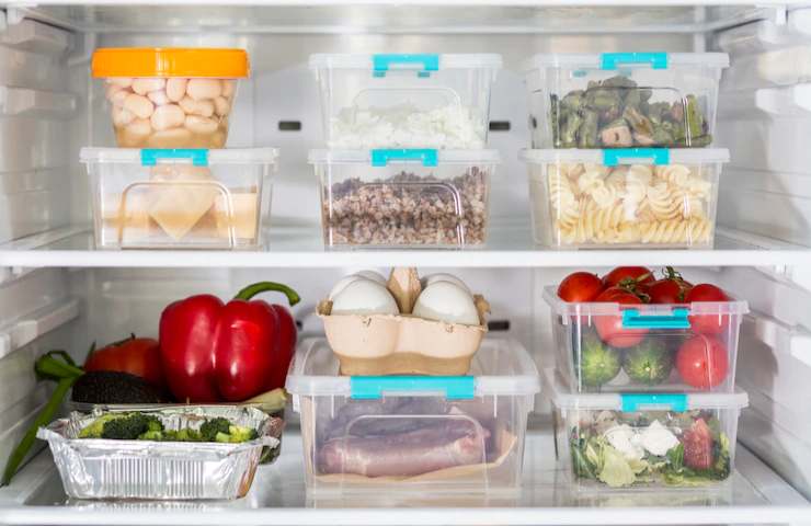 Alimenti ben disposti in frigo