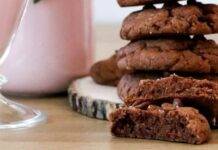 Biscotti di nocciole cacao e gocce di cioccolato