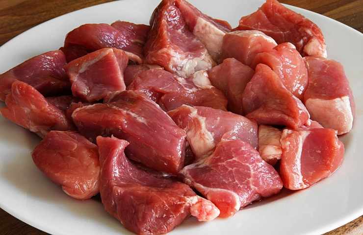 Carne cruda fatta a pezzi grossi