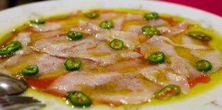 Carpaccio di baccalà marinato al lime, arancio e pepe rosa. Foto di Ricettasprint