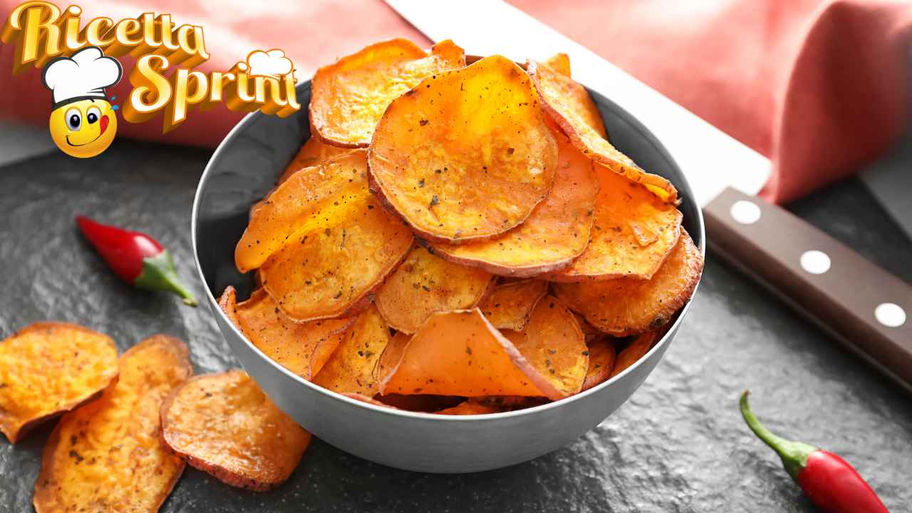 Chips di patate alla paprika croccanti, irresistibili e non occorre friggere!