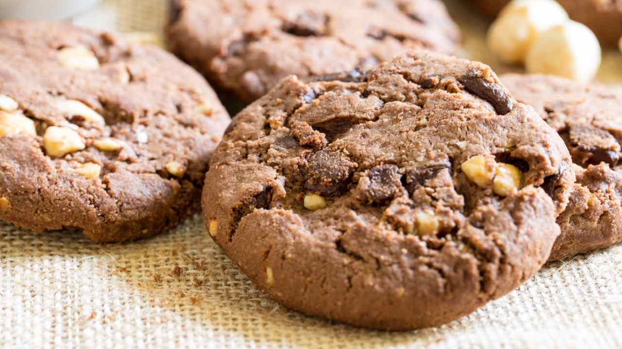 Cookies cioccolato e nocciole rustici e irresistibili, il profumo ti conquisterà già al primo morso