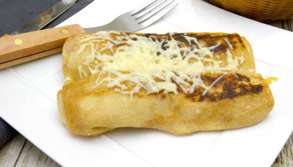 Crepes con prosciutto e besciamella morbide e cremose, per una cena da