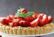 Crostata alle fragole questa ha una farcitura cremosa e così profumata che ti farà impazzire