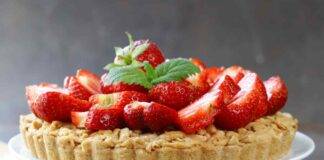 Crostata alle fragole questa ha una farcitura cremosa e così profumata che ti farà impazzire